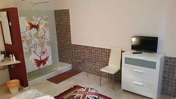 Gira Guest House