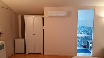 Gira Guest House