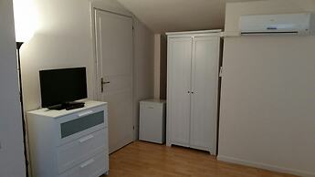 Gira Guest House