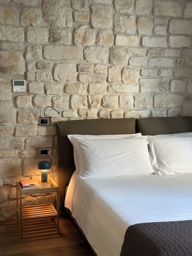 Olivia Rooms Teocrito