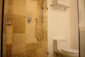 High-end comfort 2BR Condo with pool access by Happy Address