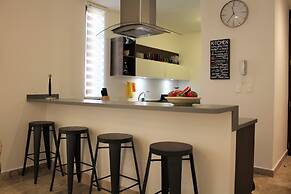 High-end comfort 2BR Condo with pool access by Happy Address