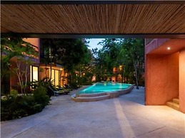 Chic Jungle 2 BR Condo by Happy Address