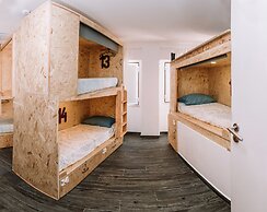 Deck Lodge - Hostel