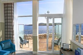 Duck Bay Hotel