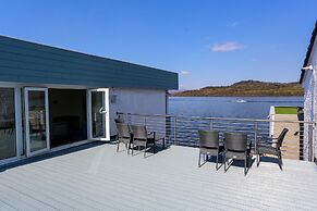 Duck Bay Hotel