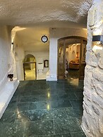 Abu Hayat Cave Suites