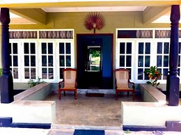 Yoho Lagoonside Holiday Bungalow