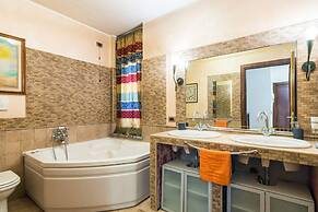 4 Bedroom Villa near Metro