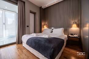 Monot Suites