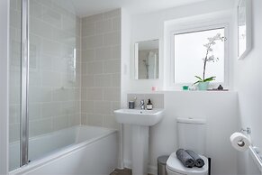 Canalside Scandinavian - Parking & Netflix
