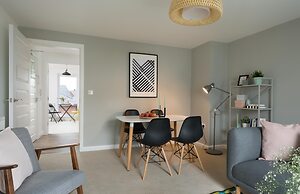 Canalside Scandinavian - Parking & Netflix
