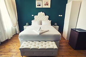 Tahrir Plaza Suites