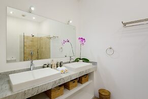 Echo Beach Villa & Apartment