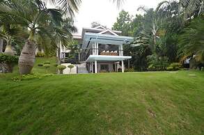 Robinland Vacation Home Badian