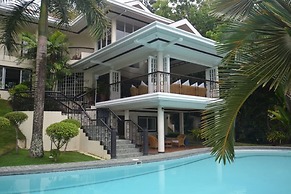 Robinland Vacation Home Badian