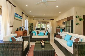 Condo Complex with an Alluring Pool & Tropical Vibes by Stella Rentals