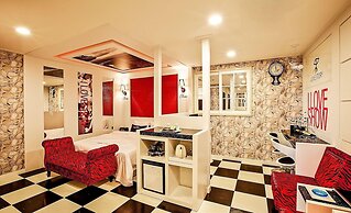 Show Hotel