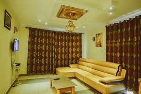 Evelyn Apartments