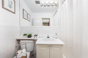 Corner Suite - Yonge & Bloor