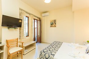 Polyxenia Suites