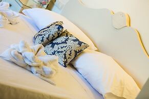 Polyxenia Suites