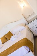 Polyxenia Suites