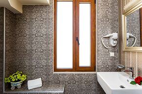 Polyxenia Suites