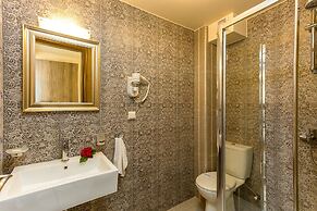Polyxenia Suites