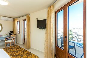 Polyxenia Suites