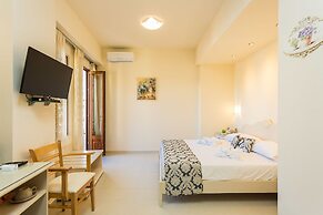 Polyxenia Suites