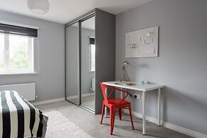 Deco Spacious Townhouse