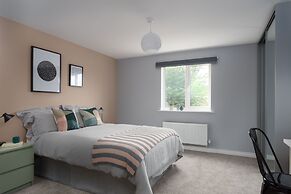 Deco Spacious Townhouse