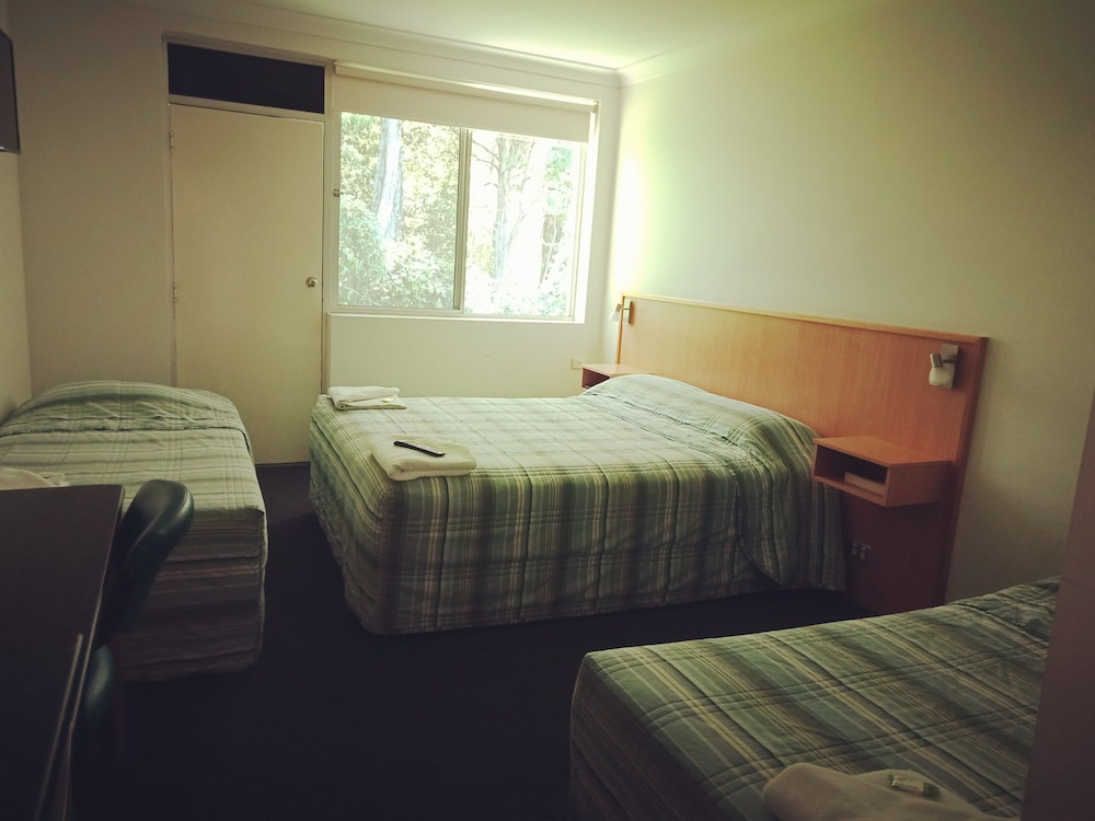 Bull 'n' Bush Hotel Motel
