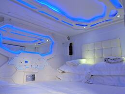 Met A Space Pod @ Arab Street