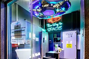 Met A Space Pod @ Arab Street