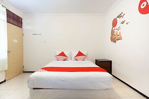 OYO 143 Dukuh Kupang Residence