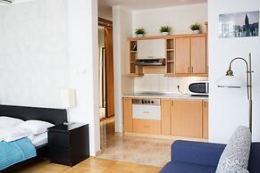 Faust and Mona Lisa Apartments