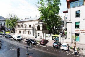 Faust and Mona Lisa Apartments