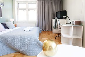 Faust and Mona Lisa Apartments