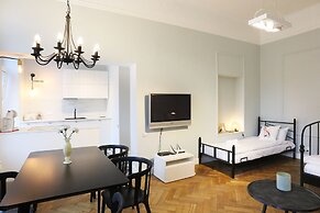 Faust and Mona Lisa Apartments