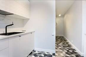 Faust and Mona Lisa Apartments