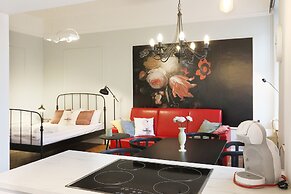 Faust and Mona Lisa Apartments