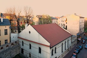 Faust and Mona Lisa Apartments