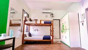 Locomo Hostel OG - Stay Work Eat