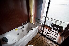 Renea Cruises Halong