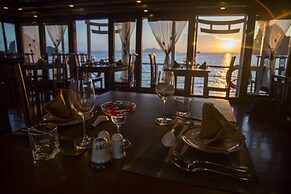 Renea Cruises Halong
