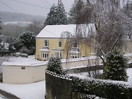 Abbots Manor