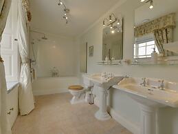 Abbots Manor