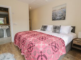 Rhianwen, Plas Moelfre Hall Barns